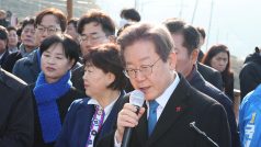 I Če-mjong (s mikrofonem) během návštěvy Pusanu