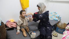 Palestinské dívce, které byla amputována končetina po zranění při izraelském útoku, při němž zahynuli její rodiče, pomáhá příbuzný pít vodu při ošetření v Evropské nemocnici v Rafáhu na jihu pásma Gazy.