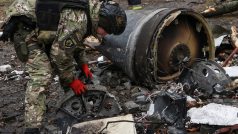 Pyrotechnik se zbytky neidentifikované rakety v Charkově