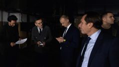 Ukrajinský ministr zahraničí Dmytro Kuleba čeká ve sklepě na tiskovou konferenci v protileteckém krytu v Kyjevě