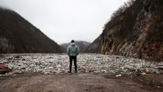 „Je tam asi 5000 metrů krychlových různého druhu odpadu,“ říká Dejan Furtula z višegradského občanského sdružení Eko Centar