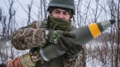 Ukrajinský voják připravuje dělostřelecký granát u Bachmutu v Doněcké oblasti