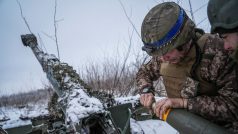 Ukrajinští vojáci připravují dělo k výstřelu