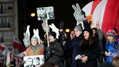Příznivci strany Právo a spravedlnost (PiS) se ve Varšavě sešli na protestu proti revizi státních médií a zatčení bývalého ministra vnitra a jeho náměstka