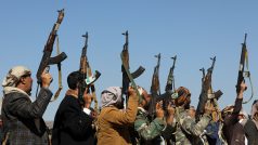 Příznivci Húsíú se zbraněmi protestují proti dalším vzdušným úderům na pozice povstalců