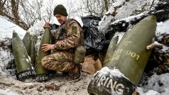 Voják v záporožské oblasti připravuje dělostřelecké granáty ráže 155 mm