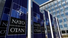 Transparenty s logem NATO jsou umístěny u vchodu do nového sídla NATO během stěhování do nové budovy v Bruselu