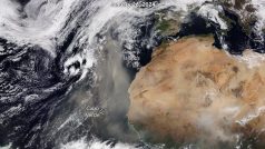 Snímek oblaku s pískem ze Sahary mířícím do Evropy