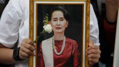 Protestující drží portrét Su Ťij na shromáždění 1. února 2024 u příležitosti třetího výročí převratu v Barmě před budovou OSN v Bangkoku