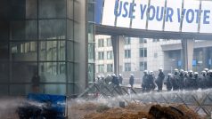 Bruselem se při mimořádném unijním summitu linul pach hnoje