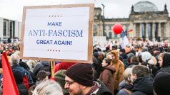 Demonstrace proti vzestupu krajní pravice a stray AfD v Německu