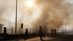 Boj s požáry hasičům ztěžují silný vítr a vysoké teploty
