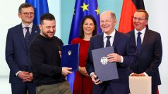 Německý kancléř Olaf Scholz a ukrajinský prezident Volodymyr Zelenskyj v Berlíně podepsali bezpečnostní dohodu