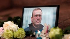 Květiny a svíčka jsou položeny vedle portrétu ruského opozičního vůdce Alexeje Navalného