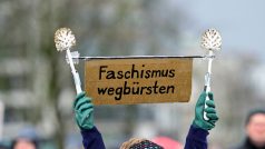 Žena s nápisem &quot;smažme nacismus&quot; protestuje proti německé pravicové straně Alternativa pro Německo