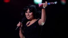 Zpěvačka Raye při přebírání jedné z cen Brit Awards 2024