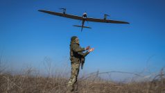 Ukrajinský voják vypouští dron typu Vector