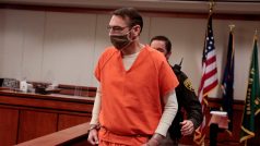 James Crumbley, otec obviněného střelce je doprovázen do soudní síně během soudního procesního slyšení v Rochester Hills, Michigan, USA, 24. února 2022