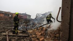 Ukrajinští záchranářští pracovníci zkoumají útroby sutin