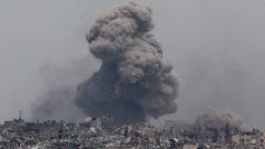 Kouř stoupá z Pásma Gazy