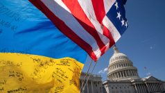 Ukrajinská a americká vlajka před Kapitolem ve Washinghtonu