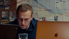 Alexej Navalnyj s blízkou spolupracovnicí Mariou Pevčich během hovoru s členem elitního toxikologického týmu ruské tajné služby FSB Konstantinem Kudrjavcevem