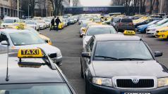 Taxikáři vyjíždějí ze Strahova, kde se sešli kvůli protestu proti službě Uber.