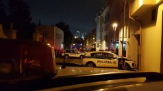 Policie vyšetřuje střelbu v Zámecké ulici v Bratislavě, při které přišli dva lidé o život a jeden člověk byl zraněný.