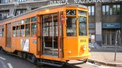 Historická tramvaj slouží nejen turistům, ale i běžným obyvatelům Milána.