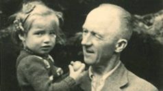 Bedřich Lorenz starší se svojí vnučkou Ursulou. Repro z knihy Akce Terat autora Martina Pulce