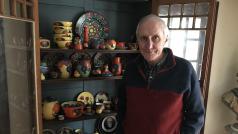 Jídelna v domě Roberta Mrazka s keramikou jeho dědečka