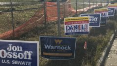 Kamala Harrisová přijíždí na mítink Jona Ossoffa a Raphaela Warnocka podpořit tyto dva kandidáty demokratů v úterním druhém kole voleb do Senátu