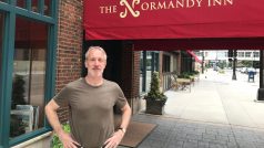 Mike Noble, majitel tradičního hotelu a restaurace Normandy Inn v centru města.