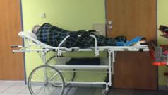 Postarší žena na lůžku na nemocniční chodbě ležela šest hodin