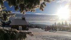 Kaplička u chaty Paprsek. Horská romantika přiláká ročně na oklní běžkařské trasy tisícovky milovníků lyžování v přírodě