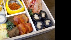 Nový rok se v Japonsku slaví tři dny a je mimo jiné hodně provázaný s jídlem. Oseči rjóri - tedy novoroční kuchyně - zahrnuje celou řadu pokrmů a každý z nich nese svoji symboliku