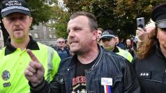 Proruský aktivista Jiří Černohorský během protestu kvůli zakrytí Koněvovy sochy