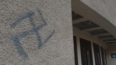 Národní kulturní památku v Ústí nad Orlicí pomaloval vandal svastikou. Případem se zabývá policie