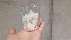 Hydrogel je bílý prášek, který připomíná hrubší sůl