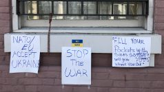 Zeď ukrajinského velvyslanectví ve Washingtonu. Do podpory napadené země se zapojují i američtí Ukrajinci.