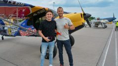 Polský akrobatický pilot Lukasz Czepiela s redaktorem Ondřejem Vaňurou