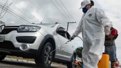Pracovníci v Brazílii dezinfikují automobil