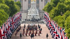 Smuteční průvod kráčel pohřebním tempem 75 kroků za minutu, rakev byla zakryta královskou standartou Velké Británie, na které spočívala britská imperiální koruna. Tu měla Alžběta II. na hlavě při své korunovaci v roce 1953.
