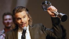 Americký herec Ethan Hawke převzal Křišťálový glóbus od prezidenta festivalu