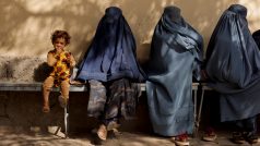 Afghánky čekají před nemocnicí v Kábulu (ilustrační foto)