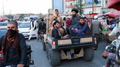 Tálibánci projíždějí ulicemi Kábulu (září 2021)