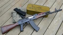 AK-47 se sovětským odznakem