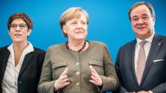Boj se odehraje mezi pokračovatelem linie Angely Merkelové Arminem Laschetem (vpravo) a Friedrichem Merzem, který naopak slibuje návrat ke konzervativním hodnotám