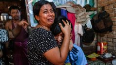 Rodina oplakává smrt příbuzného, který byl zabit během protestů v Barmě