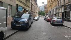 Běhounská ulice v Brně leží v pěší zóně a auta stojí na chodníku. Podle strážníků ale v pěší zóně chodníky neexistují a auta tak nemohou odtáhnout, jen pokutovat.